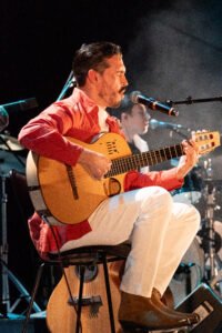 Diez años de música que se sienten como un abrazo Sábado 21 de junio de 2025 – Teatro de las Artes Hay conciertos que uno asiste con gusto, y otros a los que uno entra sin saber que va a salir transformado. El de Daniel Torres y su ensamble fue de esos últimos. Celebraban una década de trayectoria, pero no lo hicieron con nostalgia ni con alarde, sino con una honestidad tremenda. Cada músico estaba ahí no solo tocando, sino sintiendo, escuchándose, construyendo algo vivo entre todos. Daniel Torres, con su guitarra y su voz, nos guió en este viaje, acompañado por Daniel Vadillo en los teclados, Isra Torres en el violín, Aarón Cruz en el bajo e Hiram Griss en la batería y coros. Entre todos crearon un concierto inmersivo que, más allá del término técnico, se sintió como un espacio seguro. Un lugar donde podías cerrar los ojos y simplemente estar. Llevan más de 300 conciertos y han pisado escenarios en Argentina, Brasil, Canadá, España, Inglaterra, Marruecos, México y Portugal… pero este fue distinto. Aquí, en el Teatro de las Artes, todo se sintió íntimo. Cercano. Y esa cercanía es, tal vez, el verdadero hilo que une estos diez años de música.